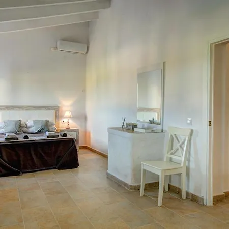 Sleeps 8 Pool Air Con Wifi * Alaior