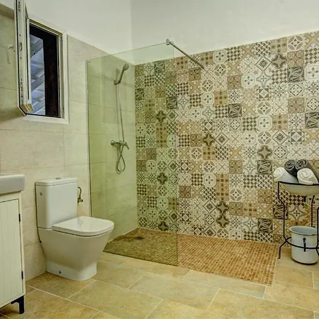 Sleeps 8 Pool Air Con Wifi