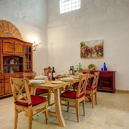 Sleeps 8 Pool Air Con Wifi Alaior